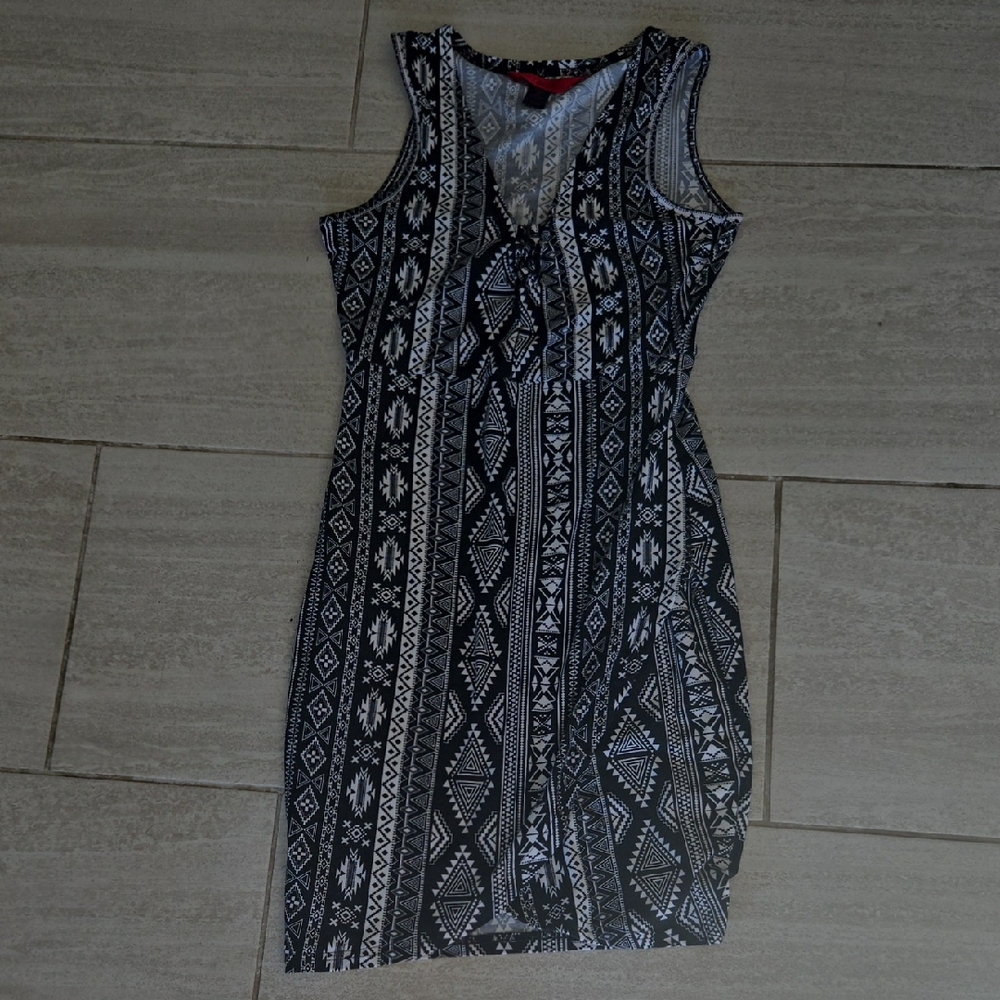 Hot Kiss Geometric Black and White Midi Dress